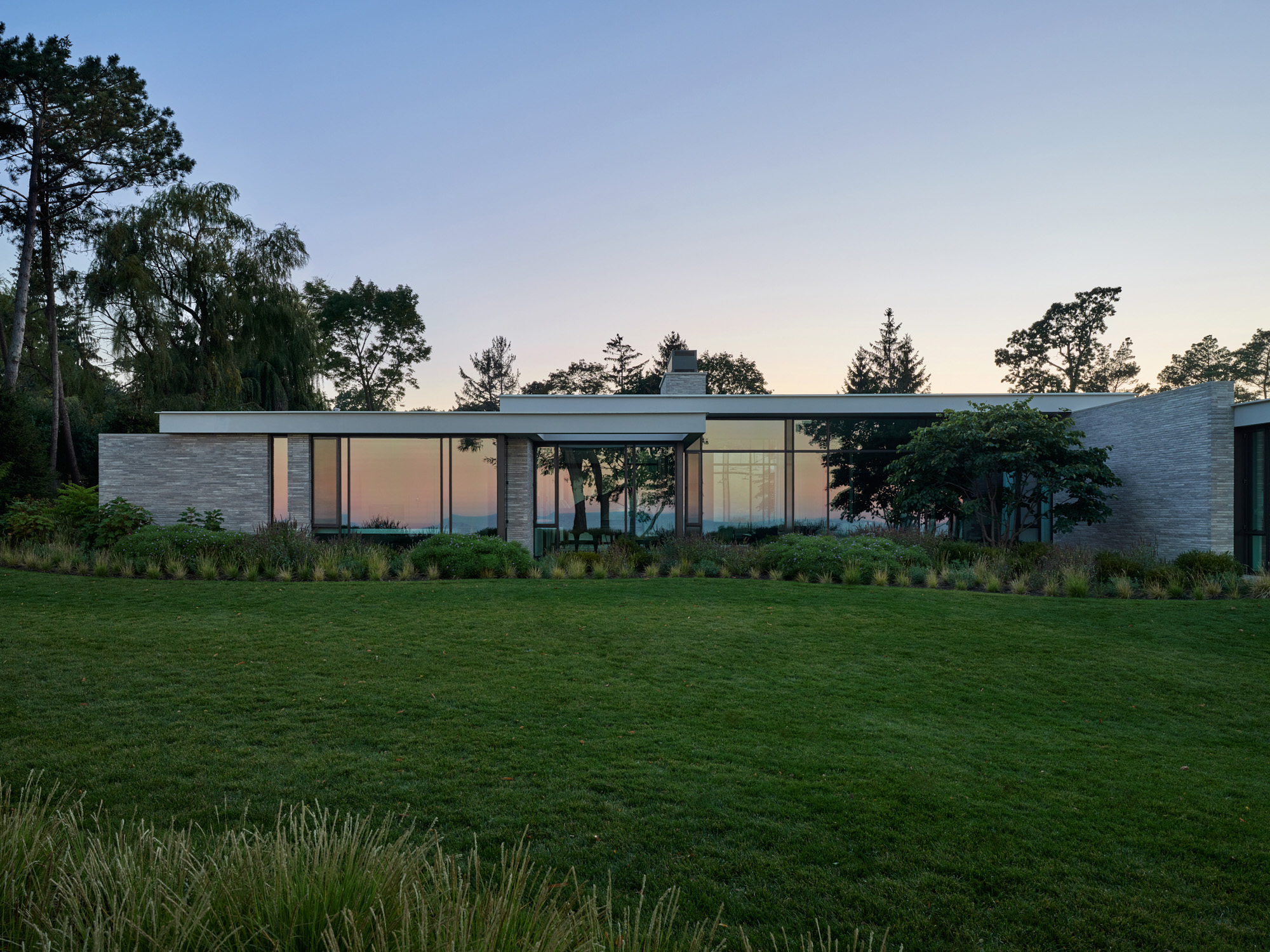 Robbins-Architecture-Project-Shoreline-Reflections-Exterior-Windows-Garden
