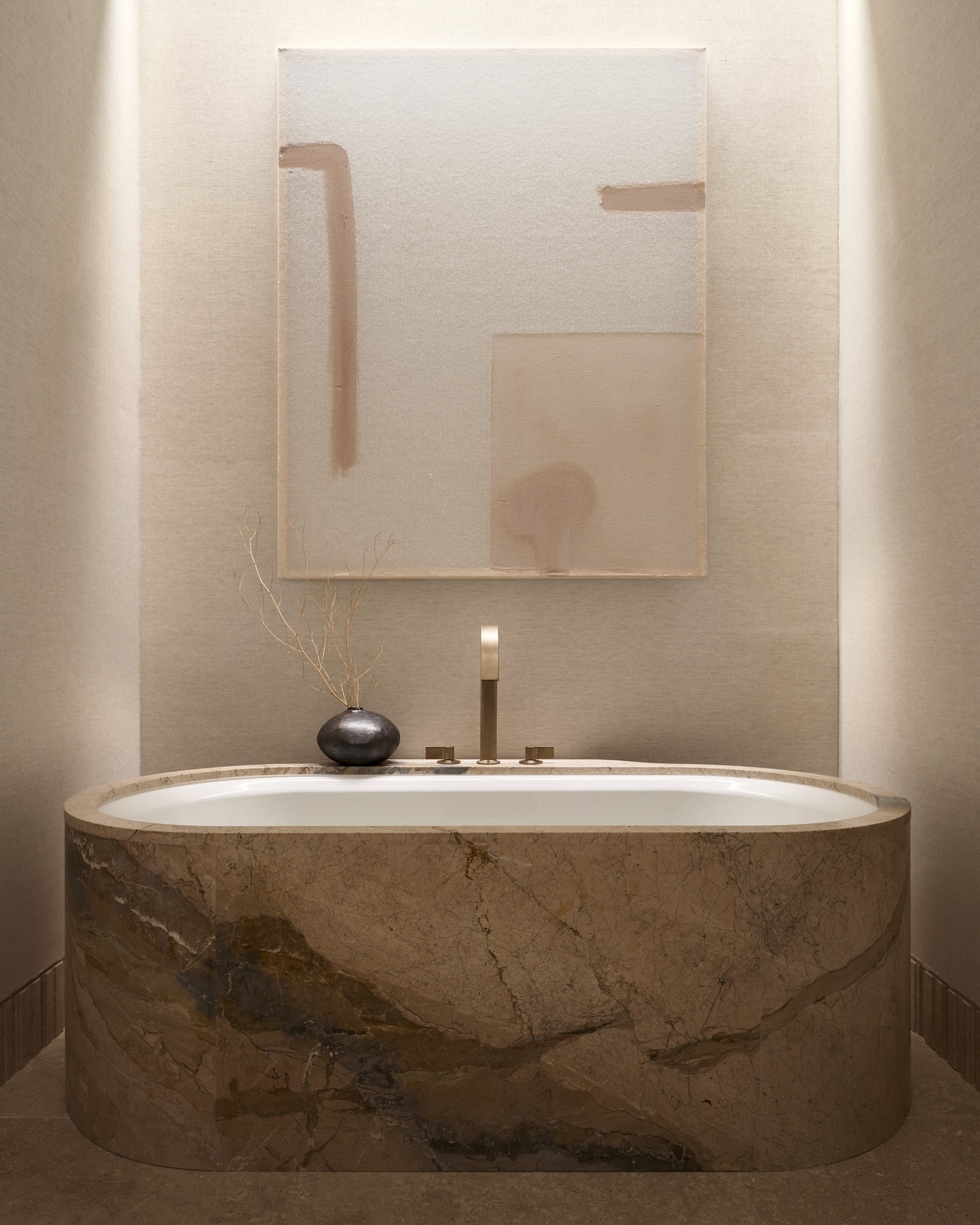 Robbins-Architecture-Kips-Bay-Showhouse-New-York-Kasumi-Bathtub-with-Art